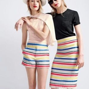 Color stripe shorts